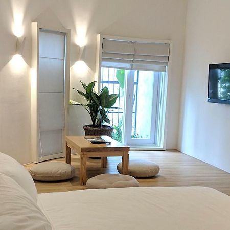 Circadian Japanese Studios In Downtown Хошимин Экстерьер фото